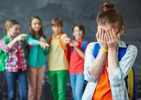 6 советов, которые помогут любому подростку справиться с оскорбленными в школе